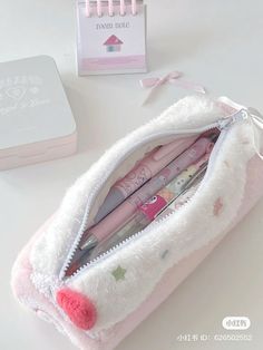 Stationary Bag, Bedroom Ideas For Small Rooms Cozy, High School Organization, School Bag Essentials, Cute School Stationary, Kawaii School Supplies, Aesthetic Journal