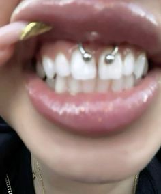 Smilie Piercing Aesthetic, Smiley Piercing Aesthetic, Face Piercing Ideas, Under Lip Piercing, Cute Facial Piercings, Piercing Ideas Face, Piercings Face