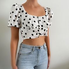 Cider Brand Size Large Black And White Polka Dot Print Buttons Up The Front Crop Top Puff Sleeve Blouse New With Tags Nwt T3 Casual Polka Dot Puff Sleeve Tops, Casual Polka Dot Tops With Buttons, Fitted Cropped Polka Dot Top, Polka Dot Fitted Cropped Top, Casual Polka Dot Blouse With Buttons, Spring Polka Dot Tops With Buttons, Summer Polka Dot Blouse With Buttons, Summer Polka Dot Pattern Blouse With Buttons, Spring Polka Dot Blouse With Button Closure