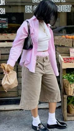 Casual Basic Outfits Summer, Paris Fashion Summer, Paparazzi Photos, Clothing Streetwear, Outfit Inspo Casual, Streetwear Fashion Women, Crop Tank Top, Mode Inspo, Cara Delevingne