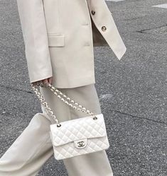 Chanel Classic White Bag Outfit, Chanel Flap Outfit, White Chanel Classic Flap, White Chanel Aesthetic, Chanel Beige Aesthetic, White Chanel Bag Outfit, Chanel Classic Flap Bag Outfit, Beige White Outfit, Chanel White Bag