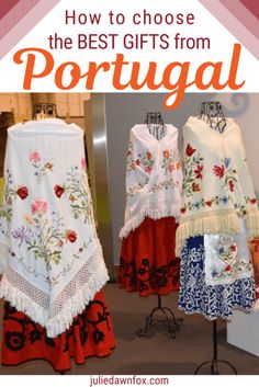 the best souvenirs of portugal are on display in this shop with text overlay that says how to choose the best souvenirs of portugal