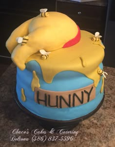 there is a cake that has been decorated to look like winnie the pooh on it