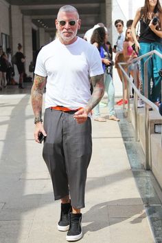 Boho Men Style, Chinese Shirt, Dad Style, Men Streetstyle, F Men, Midlife Crisis, Handsome Older Men