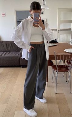 Oversized White Blouse Outfit, Outfits With Oversized Shirts, Oversized Shirt Outfit Women, Oversized White Shirt Outfit, How To Style Oversized Shirt, Korea Summer, Wide Leg Trousers Outfit, Grey Pants Outfit, Oversized Shirt Outfit