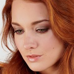 Red Hair Makeup Ideas, Small Eyeshadow Palette, Subtle Eyeshadow, Prom Makeup And Hair, Vintage Bridal Makeup, Bridal Makeup Red Lips, Vintage Bridal Hair Accessories, Bride Hair And Makeup, Red Hair Makeup