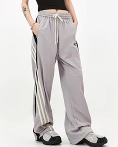 Sideline pants with a sporty and street feel.

Exquisite sizing that is moderately loose and loose.

Great for everything from town use to active outings.
◾️Model
Height/Weight：169cm(66.5in)/45kg(99.2lb)
Fitting Size：M



Size (cm)
Length
Waist
Hip


M
105
70
108


L
107
74
116


XL
109
78
124


2XL
111
82
132 Sporty Casual, Casual Design, Navy Gray, Wide Pants, Height And Weight, Model Height, Casual Pants, Boutique, Pants