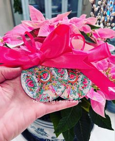 Colorful ornaments Pink Grandmillenial, Rose Medallion Decor, Rose Medallion, Chinoiserie Christmas Ornaments, Chinoiserie Wreath, Plate Wreaths, Chinoiserie Christmas Decor, Chinoiserie Chic Decor, Chinoiserie Patterns