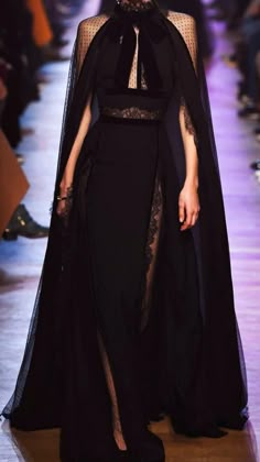 Look Gatsby, Runway Gowns, Work Women, High Fashion Runway, Yennefer Of Vengerberg, 40 Women, Fashion Edgy, Black Cape, Fashion Runway