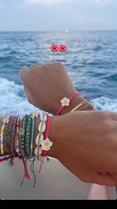 Surfing Bracelets, Summer Bracelets Beads, Summer Bracelets Aesthetic, Bracelet Stack Summer, Jewelry Summer Aesthetic, Summer Bracelet Ideas, Beach Jewelry Aesthetic, Summer Bracelet Stack, Bracelet Stack Ideas