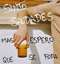 a person holding a cup with the words sinto sudadas in spanish on it