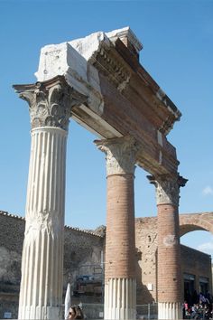 an old building with two large pillars in front of it