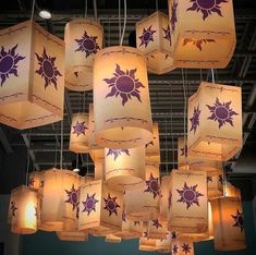 a bunch of lamps that are hanging from the ceiling