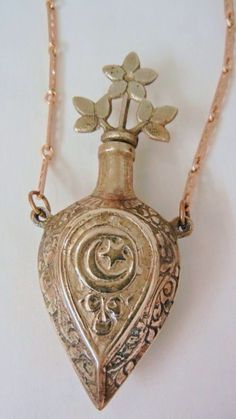 Perfume Bottles Ideas, Poison Necklace, Solid Perfume Recipes, Perfume Necklace, Perfume Recipes, Bottle Pendant, Beautiful Perfume Bottle, Antique Perfume Bottles, Ornate Design