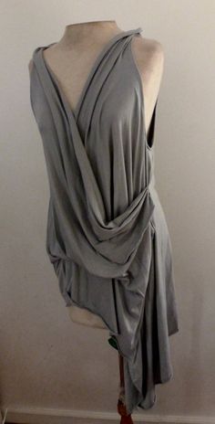 Draping Top, Deconstructivism, Fabric Drawing, Plain Dress, Draped Top, Chic And Elegant, Elegant Blouses, Outfit Look, Drawing Clothes