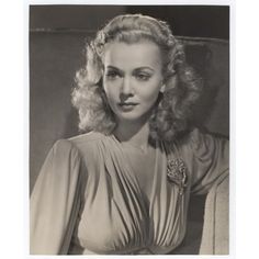 Carole Landis - dress with broach Photo Print (8 x 10) - Item DAP14488 Image 1 Carole Landis, Elsa Martinelli, Jean Harlow, Classic Actresses, I Wake Up, Rita Hayworth, Actrices Hollywood, Hollywood Legends, Hollywood Glam