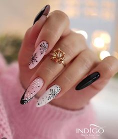 Santa Nail Art, Nail Aesthetics, Santa Nails, Festive Manicure, Golden Nails, Pink Manicure, Christmas Nails Easy, Seasonal Nails