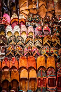 Pakistani Decor, Indian Shoes, Indian Inspired, Cultural Diversity, Desi Fashion, South Asia, India Fashion, Punjabi Suits