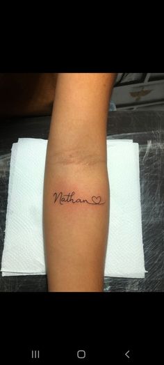 Idéias tatoo Tattoo Name With Design, Mans Name Tattoo, Nathan Name Tattoo, Anne Tattoo Name, Nate Tattoo Name, Where To Put Name Tattoos, Ray Name Tattoo, Boyfriend Name Tattoos For Women On Hand, Nathaniel Tattoo Name