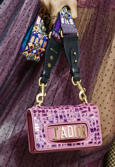 QUEEN Edgy Bags, Mode Rose, Best Designer Bags, Bag Obsession, Bag Trends, Prada Handbags, Best Bags