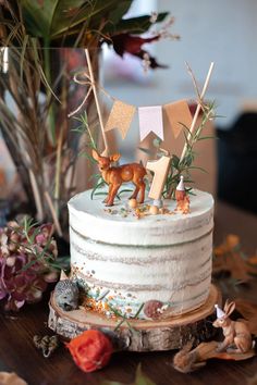 Baby Geburtstagstorte im Herbst-Look First Birthday Forest Theme, Birthday Forest Theme, Forest Animal Birthday Cake, Forest One Year Birthday, First Birthday Woodland Theme, Woodland Birthday Party Ideas, Woodland First Birthday Cake, First Birthday Forest, Woodland Cake Birthday