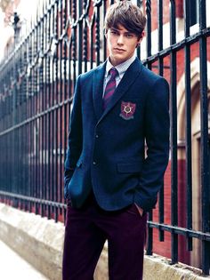 Este tipo de ropa es usado en las escuelas de ligustro. Una camisa de vestir con… Cool In School, Preppy Men, Boys Uniforms, Successful Men, Grunge Dress