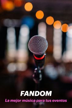 a microphone with the words fandom in spanish above it and an image of lights behind it