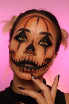 Halloween Makeup Inspiration Scary, Halloween Pumpkin Outfit, Pumpkin Scarecrow Makeup, Halloween Face Painting For Women, Halloween Pumpkin Makeup Ideas, Pumpkin Clown Makeup, Halloween Makeup Looks Pumpkin, Spooky Makeup Ideas, Trick R Treat Makeup