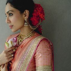 Sobhita Dhulipala Sobhita Dhulipala, Indian Makeup Looks, Lehenga Bollywood, Peach Color Saree, Flowers For Her, Naga Chaitanya, Engagement Saree, Engagement Lehenga, Peach Saree