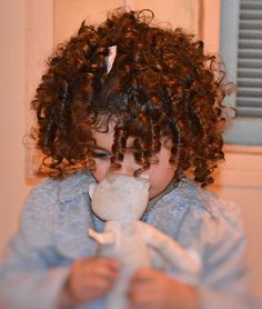 Conseils, méthodes, astuces et produits naturels et bio pour apprendre à prendre soin des cheveux bouclés des enfants Get The Look, Girl Hairstyles, Dreadlocks, Makeup, Make Up