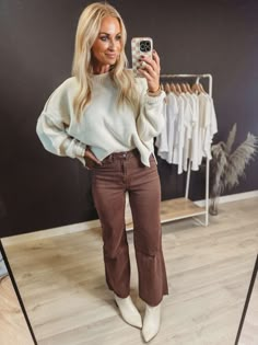 Outfits With Medium Wash Jeans, Winter Outfits With Brown Pants, Boutique Worker Outfit, Winter Work Casual Outfits For Women, Brown Jean Outfit, Jen Reed Sister Studio, Business Casual Outfits With Boots, Mom Fall Outfits 2024, Sweater With Flare Jeans