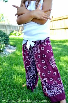 Bandanna Pants, Bandana Projects, Bandana Pants, Bandana Armband, Bandana Ideas, Diy Tas, Bandana Crafts, Bandana Dress, Girl Skirts