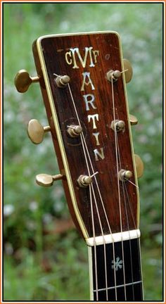 an acoustic guitar with the words live art written on it