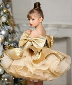 Enchant Your Little Princess in one of these puffy Satin Girl's Christmas Dresses; Imagine your little one twirling and sparkling in a dress that's as magical as the holiday season itself. These puffy Satin Girl's Christmas Dresses are crafted with a touch of fairy tale magic, designed to make your child feel like a true princess. A Dress Fit for a Princess; These exquisite dresses feature a stunning ball gown silhouette, a classic O-neckline, and a dazzling array of glittering embellishments. T Sana Dress, Gucci Wedding, Flower Girl Dresses Knee Length, Baby Princess Dress, Dresses Glitter, Glitter Party Dress, Mini Gown, Bow Birthday, Satin Flower Girl Dress