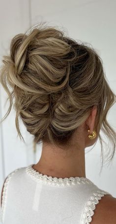 messy french twist updo, messy high bun, messy upstyle, messy textured upstyle, wedding updos, wedding hairstyle, messy updo hairstyle for elegant look, messy updos, hairstyle ideas , updo, wedding updo hairstyle , 90s updos, textured updo, upstyle Funky Hair Updos, Soft French Twist Updo, Updo Brunette, Mid High Bun Wedding Hair, Updos For Medium Length Hair Front View, Messy Bun Up Do, Messy High Wedding Bun, French Twist Updo Bridal, Loose High Updo Wedding