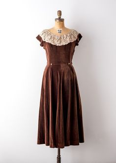 1940's brown velvet and lace dress -- awesome vintage piece *swoon* Velvet Vintage Dress For Vintage Events, Brown Vintage Evening Dress, Elegant Brown Velvet Dress, Vintage Brown Evening Dress, Brown Lace Dresses With Lace Trim, Vintage Brown Lined Dress, Vintage Brown Dress, Fitted Velvet Vintage Dress, Velvet And Lace Dress