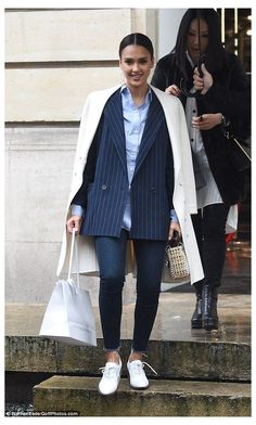 Jessica Alba Autumn Style, Jessica Alba Outfit Casual, Jessica Alba Fashion, Jessica Alba Street Style, Striped Blazer Outfit, Jessica Alba Outfit, Jeans Heels Outfit, Jessica Alba Style, Jeans Trend