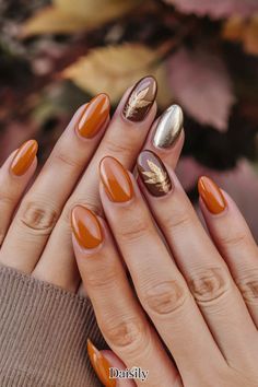 Looking for fall nail inspiration? We've got 50 chic, fall nail design ideas to try that are on trend for the season! So many styles from minimal fall nails to warm autumn tones. It's time for your fall manicure! Fall Manicure, Stylish Nails Designs, Vegan Handbags, Beauty Foods