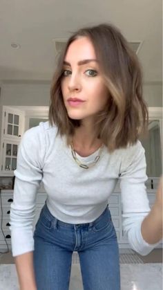 Hair Curl For Short Hair, How To Curl A Short Hair, Short Hirestyle, Sarah Jessica Parker Short Hair, How To Make Short Hair Look Good, Hairstyling For Short Hair, Soft Curls On Short Hair, Soft Waves Hair Short, How To Volumize Short Hair