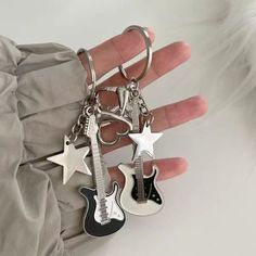 🌺 Enhances any ensemble 🌷 A true statement piece 🌈 Radiates beauty and grace 🍁 Perfect for any seasonColor: Guitar Keychain Black, Guitar Keychain White  Material: Zinc Alloy  Style: Light Luxury  Packing List: Keychain 1