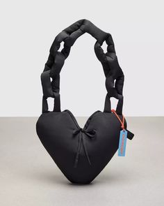 Ropa Upcycling, Heart Bag, Vintage Belt, Puffy Heart, Trending Handbag, Vintage Belts, Leather Hobo, Coach Purses, Diy Bag