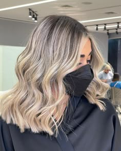 Blonde Balayage For Medium Length Hair, Brown To Blonde Hair Short, Balayage Hair Brunette With Blonde Ashy, Light Roots To Dark Ends, Ash Blonde Long Bob, Ash Blonde With Shadow Root, Blonde Ash Balayage, Blonde Hair Morenas, Blonde Balayage On Short Hair