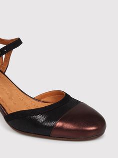 Chie Mihara Guera pumps, in calfskin. - FW24 - Contrasting blunt tip - Lizard skin effect - Cut-out detail - Suede leather finishing - Ankle closure with buckle - Leather insole with logo - Wide heel height: 7 cm - Leather bottom - Made in Spain - 100% calf leather Business Leather Court Shoes With Heel Strap, Leather Court Shoes With Ankle Strap, Leather Court Shoes With Ankle Strap And Heel Strap, Leather Court Shoes With Heel Strap For Evening, Evening Leather Court Shoes With Heel Strap, Leather Ankle Strap Court Shoes For Evening, Brown Leather Evening Court Shoes, Evening Patent Leather Shoes, Leather Closed Toe Court Shoes With Buckle