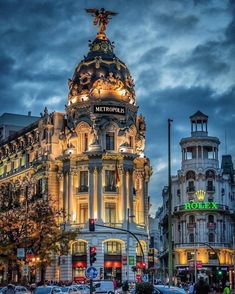 an ornate building lit up at night with lights on it's top and the word metropolis written in spanish