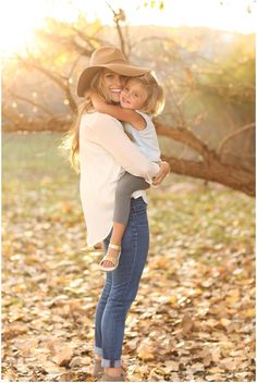 Fall Family Pics, Mommy And Me Photo Shoot, Fam Photos, Family Pic Ideas, Family Christmas Pictures, Fall Pics