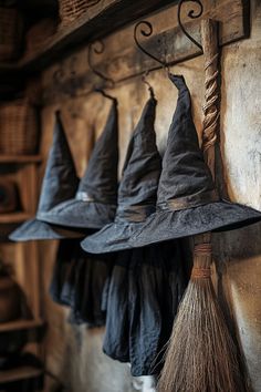 Antique witch hat and broom leaning against a wall, adding a witchy vibe to vintage Halloween décor. Haunted Farm, Indoor Halloween Decor Ideas, Halloween Farm, Farm Decorations, Indoor Halloween Decor, Halloween Vignette, Vintage Halloween Decor, Halloween Decor Ideas, Vintage Halloween Decorations