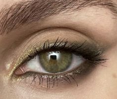 Eye Makeup For Blue Eyes Brown Hair, Makeup Inspiration Green Eyes, Natural Green Eyeshadow, Earthy Green Makeup, Makeup For Green Eyes Blonde Hair, Khaki Eye Makeup, Subtle Green Eye Makeup, Green Eye Makeup Looks, Olive Eyeshadow