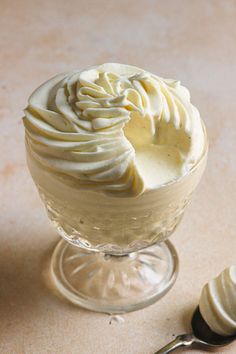 creme legere in a cup with a spoon Dessert Filling Recipes, Cream Filled Desserts, Interesting Snacks, Pastry Cream Recipe, Sweet Whipped Cream, Custard Filling, Pastry Cream, Sweet Cream