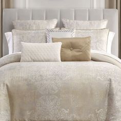 the comforter is clean and ready to be used in this bedding set,