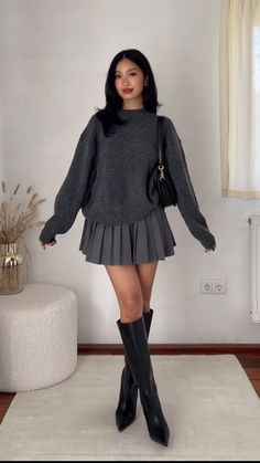 Grey Skirt Outfit Winter, Gray Skirt Outfit Winter, Pleated Skirt Outfit Winter, Gray Skirt Outfit, Short Girl Outfits, Coquette Winter, Pleated Skirt Black, Grey Pleated Skirt, Pleated Skirt Outfit